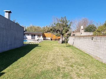 Casa en venta - 2 dormitorios 1 baño  -  patio pileta parrilla - 900mts2- Florencio Varela