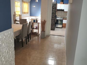 Casa de 3 ambientes con patio, parrilla y cochera cubierta en Berazategui Centro