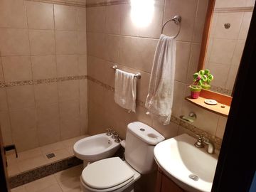 Casa de 3 ambientes con patio, parrilla y cochera cubierta en Berazategui Centro