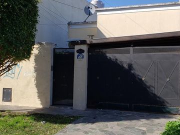 Casa de 3 ambientes con patio, parrilla y cochera cubierta en Berazategui Centro