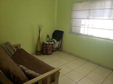Casa de 3 ambientes con patio, parrilla y cochera cubierta en Berazategui Centro