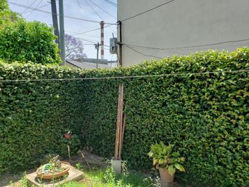 Casa de 3 ambientes con patio, parrilla y cochera cubierta en Berazategui Centro