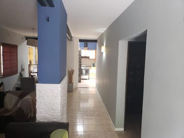 Casa de 3 ambientes con patio, parrilla y cochera cubierta en Berazategui Centro
