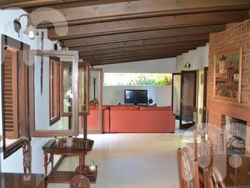 VENTA CASA 5 DORMITORIOS EN VILLA ELISA