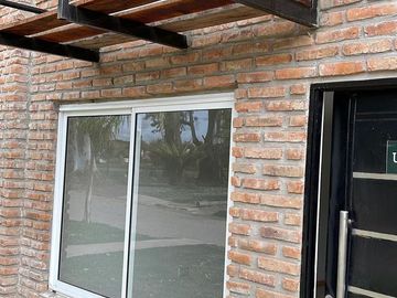 Venta dúplex dos dormitorios y jardín - FUNES