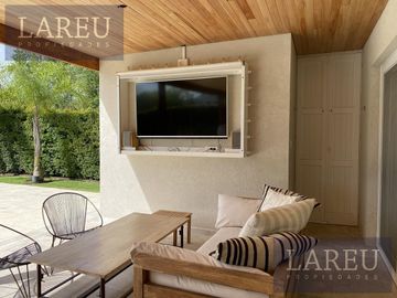 Impecable Casa en Venta con renta - Las Liebres
