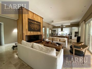Impecable Casa en Venta con renta - Las Liebres