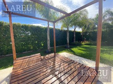 Impecable Casa en Venta con renta - Las Liebres
