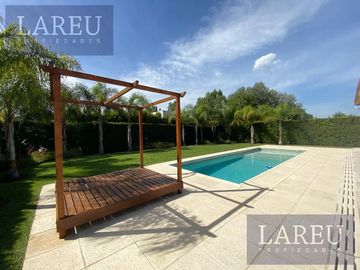 Impecable Casa en Venta con renta - Las Liebres