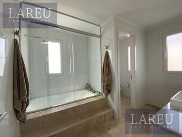 Impecable Casa en Venta con renta - Las Liebres