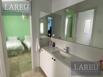 Impecable Casa en Venta con renta - Las Liebres