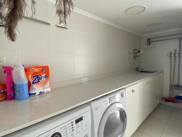 Impecable Casa en Venta con renta - Las Liebres
