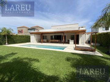 Impecable Casa en Venta con renta - Las Liebres