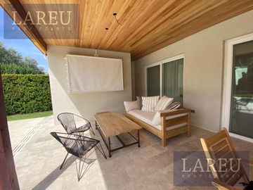 Impecable Casa en Venta con renta - Las Liebres