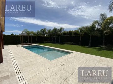Impecable Casa en Venta con renta - Las Liebres