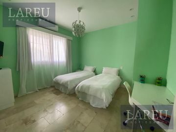 Impecable Casa en Venta con renta - Las Liebres