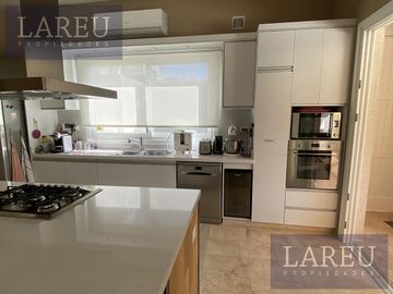 Impecable Casa en Venta con renta - Las Liebres