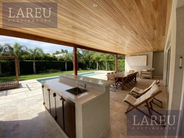 Impecable Casa en Venta con renta - Las Liebres
