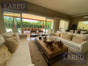 Impecable Casa en Venta con renta - Las Liebres