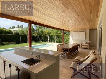 Impecable Casa en Venta con renta - Las Liebres