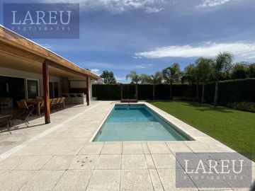 Impecable Casa en Venta con renta - Las Liebres
