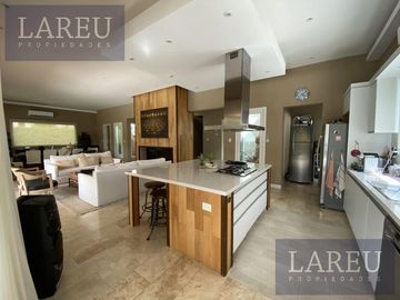 Impecable Casa en Venta con renta - Las Liebres