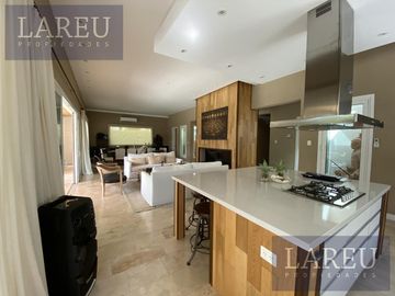 Impecable Casa en Venta con renta - Las Liebres