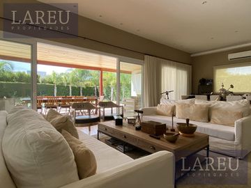 Impecable Casa en Venta con renta - Las Liebres