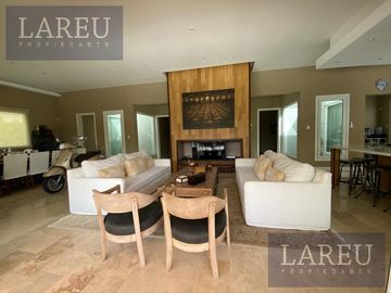 Impecable Casa en Venta con renta - Las Liebres