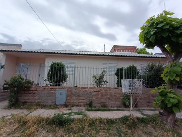 Casa en NEUQUÉN CAPITAL 3 dormitorios y amplio patio