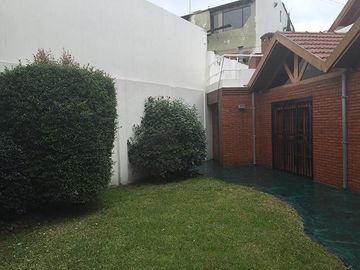 Venta de Chalet 4 Amb. en 2 Plantas S/Lote 500Mts.   Villa Lugano - Excelente Estado