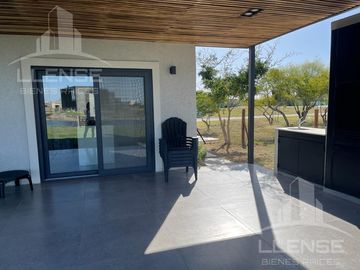 Casa 5 ambientes vista laguna, en venta - Barrio Sebastian Gaboto - Pueblos del Plata