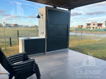 Casa 5 ambientes vista laguna, en venta - Barrio Sebastian Gaboto - Pueblos del Plata