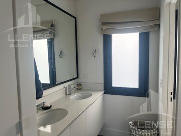 Casa 5 ambientes vista laguna, en venta - Barrio Sebastian Gaboto - Pueblos del Plata