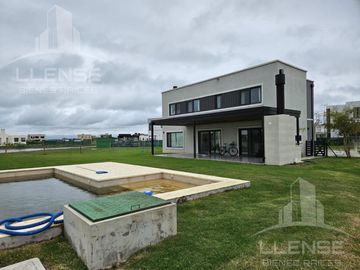 Casa 5 ambientes vista laguna, en venta - Barrio Sebastian Gaboto - Pueblos del Plata