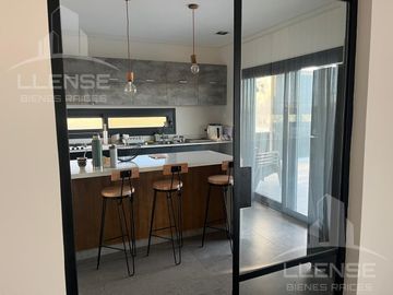 Casa 5 ambientes vista laguna, en venta - Barrio Sebastian Gaboto - Pueblos del Plata