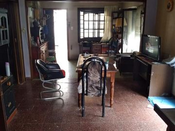 Casa en venta - 3 dormitorios 2 baños 2 locales - Cochera - 300mts2 - San Carlos, La Plata