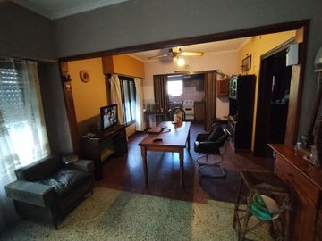 Casa en venta - 3 dormitorios 2 baños 2 locales - Cochera - 300mts2 - San Carlos, La Plata