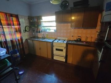 Casa en venta - 3 dormitorios 2 baños 2 locales - Cochera - 300mts2 - San Carlos, La Plata