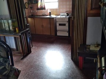 Casa en venta - 3 dormitorios 2 baños 2 locales - Cochera - 300mts2 - San Carlos, La Plata
