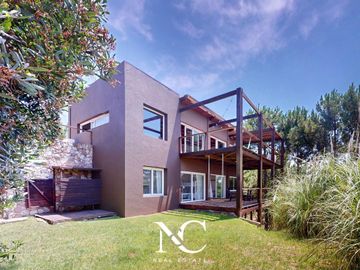 Casa en venta en Costa Esmeralda, barrio residencial