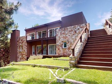 Casa en venta en Costa Esmeralda, barrio residencial