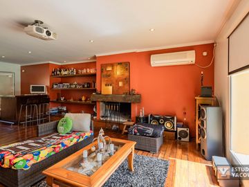 Casa en venta - 3 Dormitorios 4 Baños - 180Mts2 - El Quilmar, City Bell, La Plata