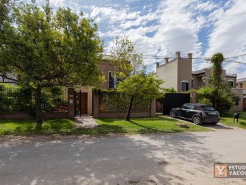 Casa en venta - 3 Dormitorios 4 Baños - 180Mts2 - El Quilmar, City Bell, La Plata