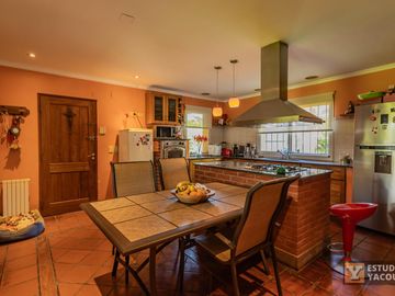 Casa en venta - 3 Dormitorios 4 Baños - 180Mts2 - El Quilmar, City Bell, La Plata