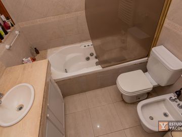 Casa en venta - 3 Dormitorios 4 Baños - 180Mts2 - El Quilmar, City Bell, La Plata