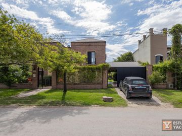 Casa en venta - 3 Dormitorios 4 Baños - 180Mts2 - El Quilmar, City Bell, La Plata