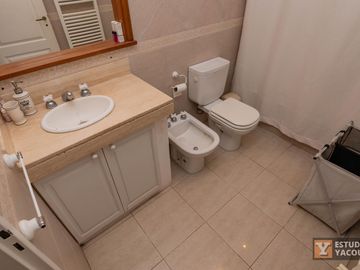 Casa en venta - 3 Dormitorios 4 Baños - 180Mts2 - El Quilmar, City Bell, La Plata