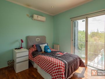Casa en venta - 3 Dormitorios 4 Baños - 180Mts2 - El Quilmar, City Bell, La Plata