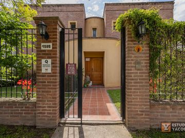 Casa en venta - 3 Dormitorios 4 Baños - 180Mts2 - El Quilmar, City Bell, La Plata